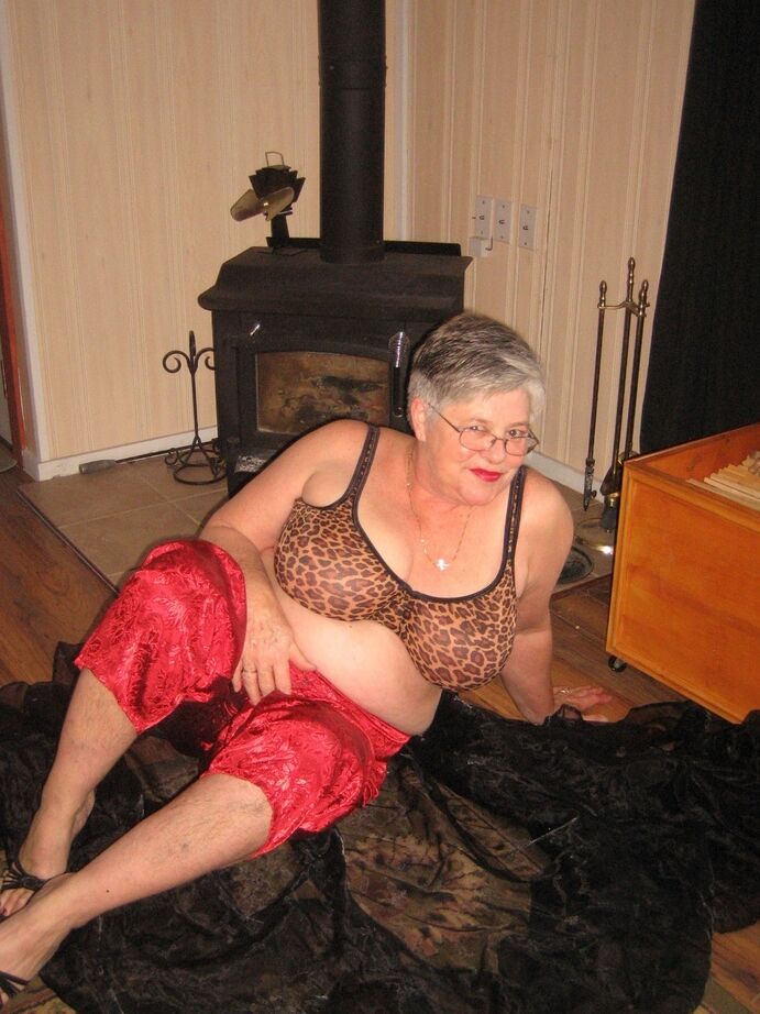 20P Old amateur Girdle Goddess gets naked in front of a parlour stove