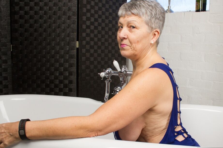 20P Sexy nan Savana aperta seus peitos grandes antes de mostrar sua vulva e bunda em uma banheira