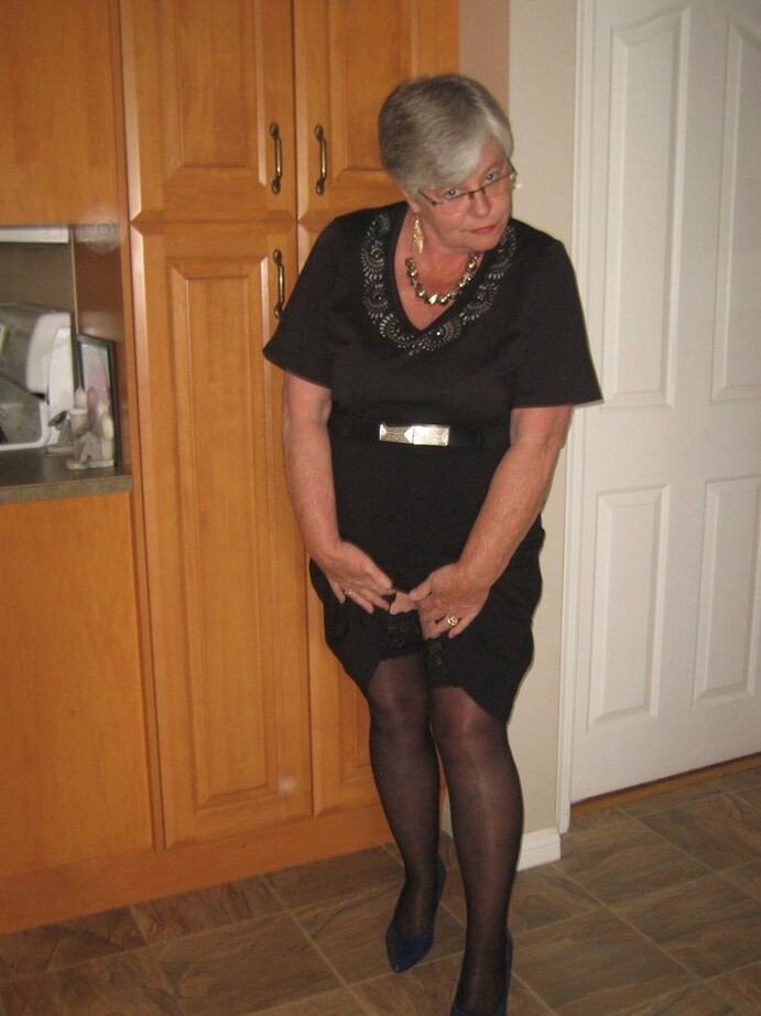 20P Nan Girdle Goddess aux cheveux argentés perd ses gros seins de la lingerie noire