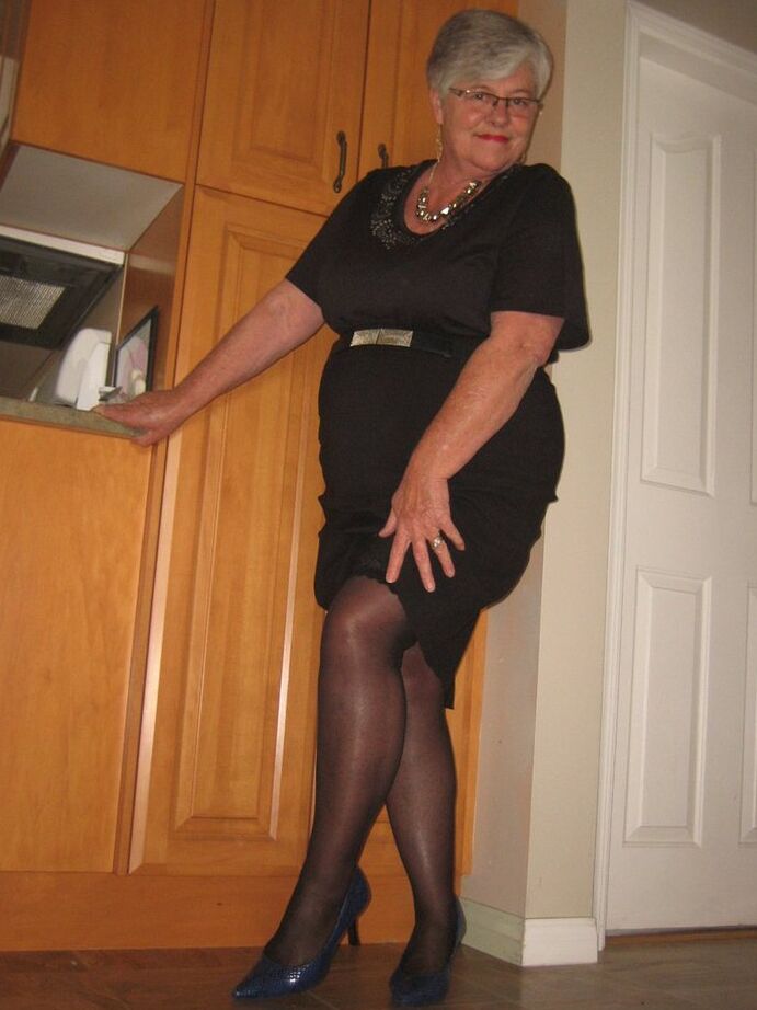 20P Nan Girdle Goddess aux cheveux argentés perd ses gros seins de la lingerie noire