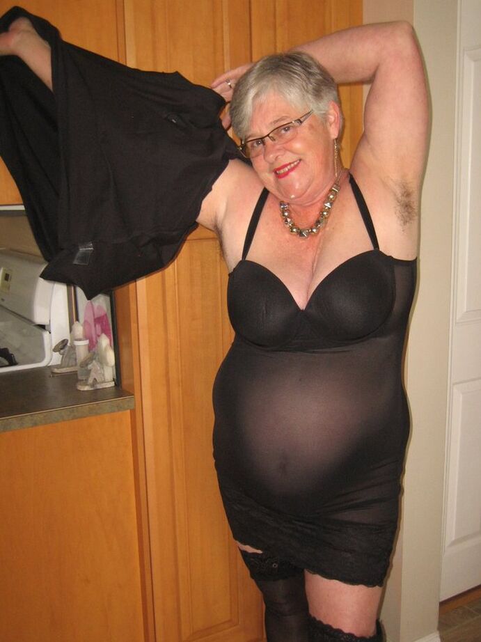 20P Nan Girdle Goddess aux cheveux argentés perd ses gros seins de la lingerie noire