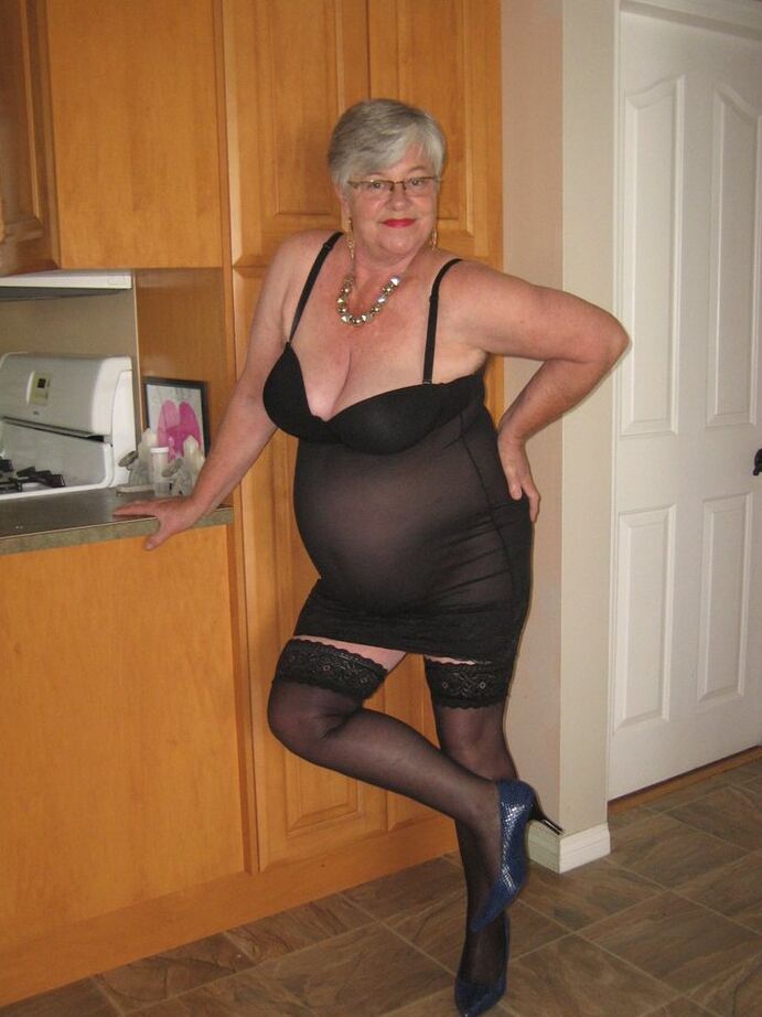 20P Nan Girdle Goddess aux cheveux argentés perd ses gros seins de la lingerie noire
