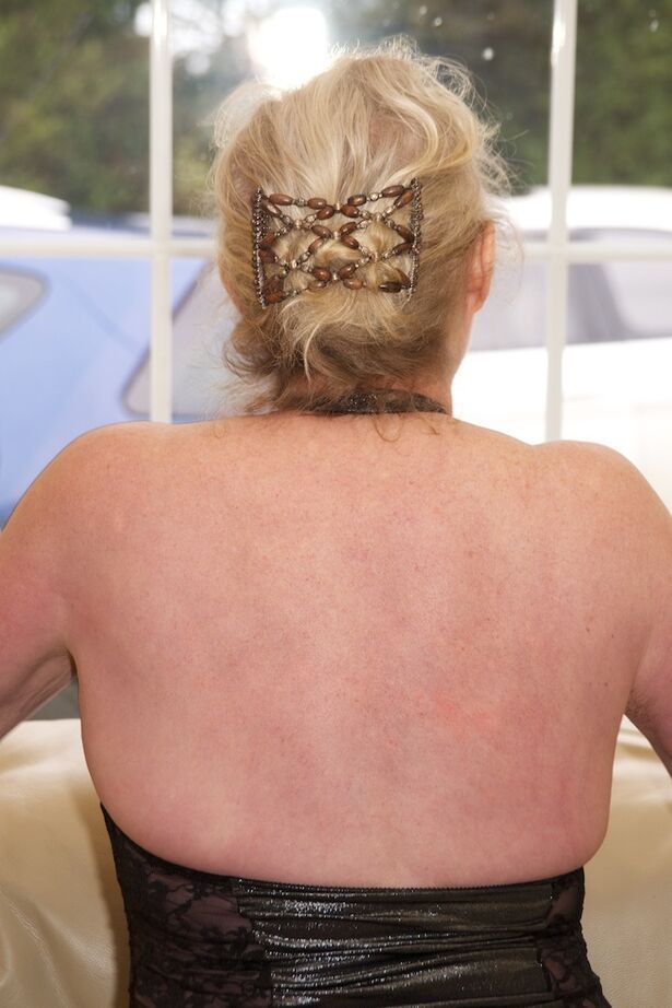 20P La vieille Claire Knight se masturbe avant de libérer ses seins naturels