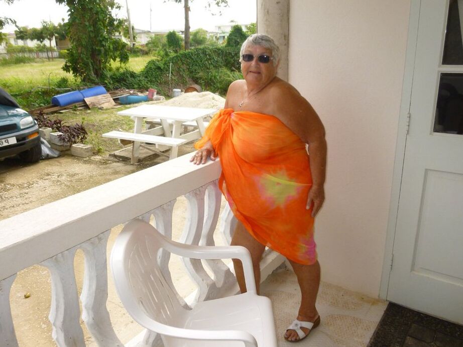 20P La abuela gorda Libby expone su cuerpo bronceado en un balcón