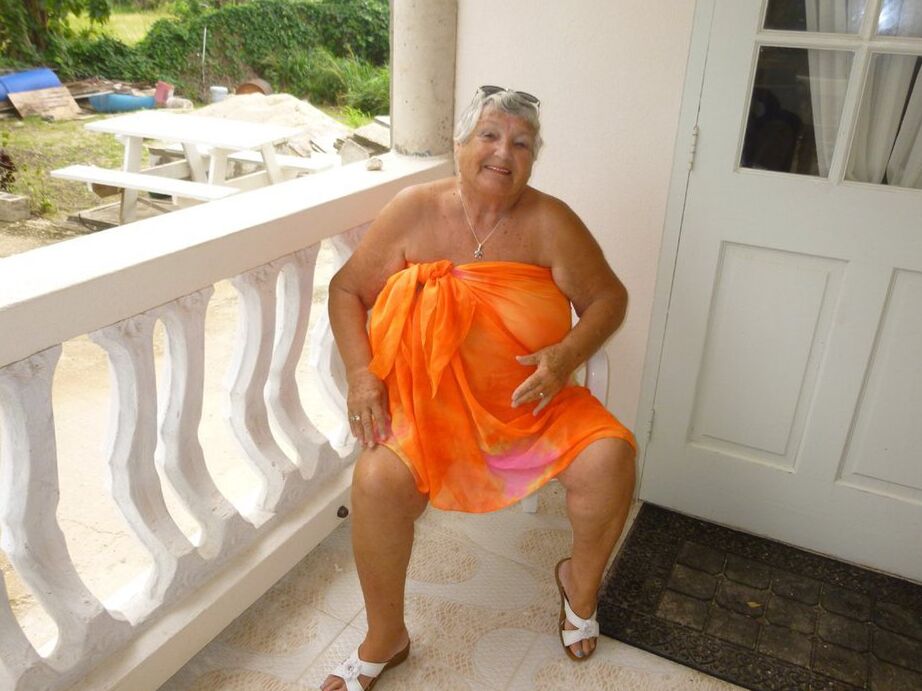 20P La abuela gorda Libby expone su cuerpo bronceado en un balcón
