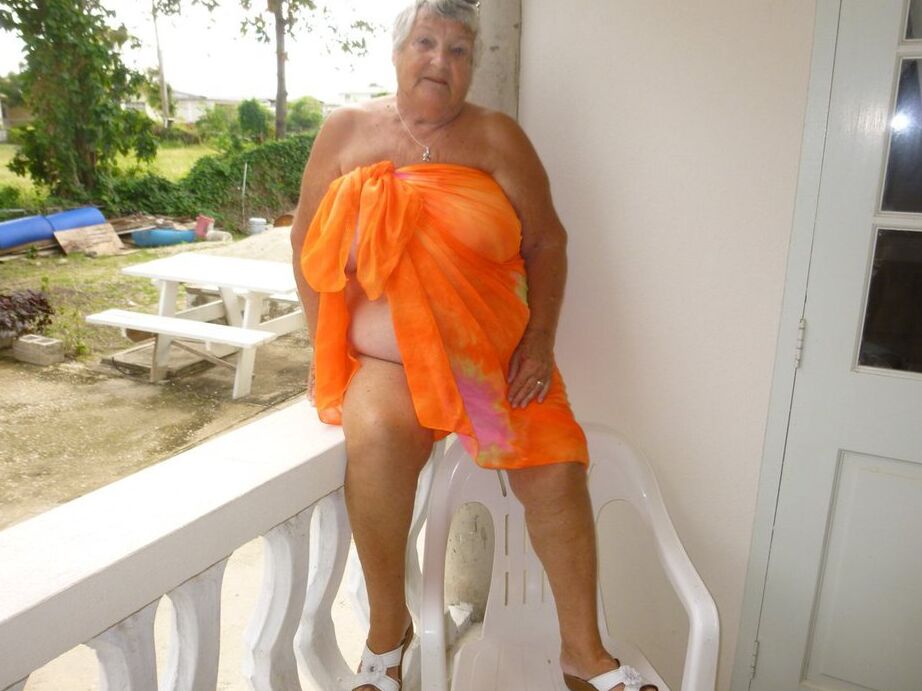 20P La abuela gorda Libby expone su cuerpo bronceado en un balcón