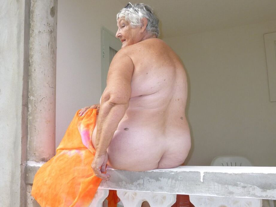 20P La abuela gorda Libby expone su cuerpo bronceado en un balcón