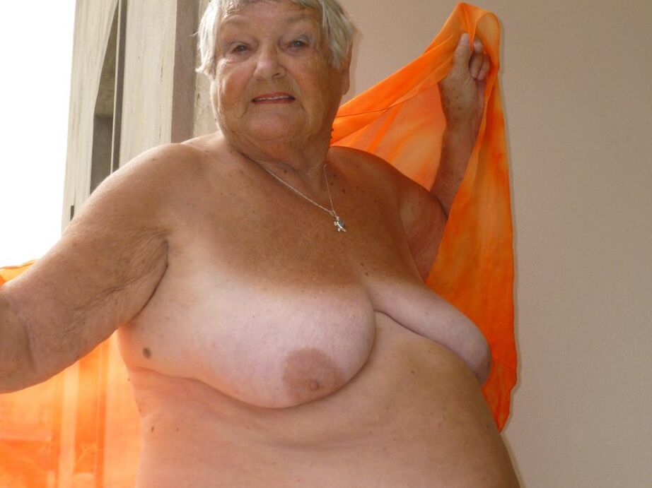 20P La abuela gorda Libby expone su cuerpo bronceado en un balcón
