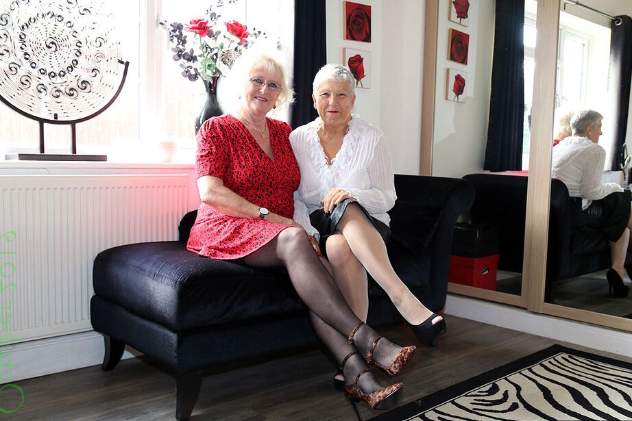 20P Nan Savana aux cheveux courts et son amie lesbienne exposent leurs fesses en culotte