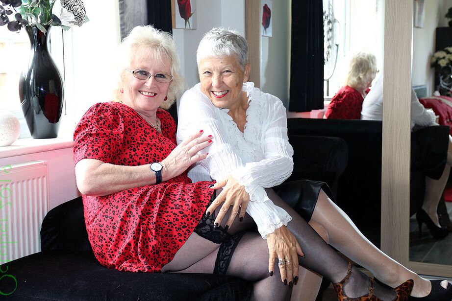 20P Nan Savana aux cheveux courts et son amie lesbienne exposent leurs fesses en culotte