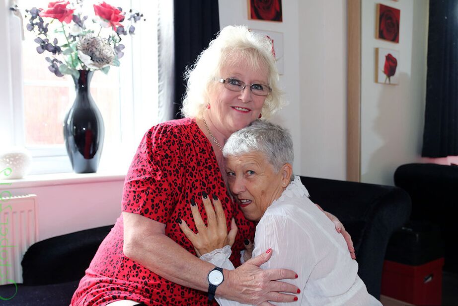 20P Nan Savana aux cheveux courts et son amie lesbienne exposent leurs fesses en culotte