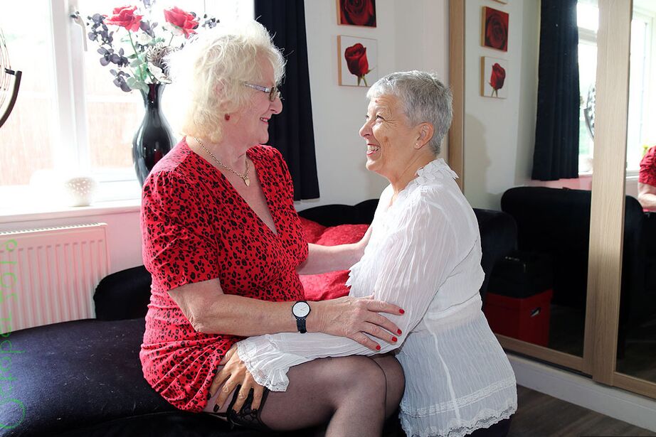 20P Nan Savana aux cheveux courts et son amie lesbienne exposent leurs fesses en culotte