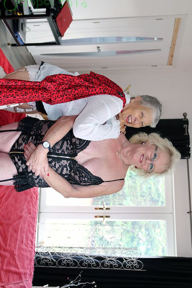 20P Nan Savana aux cheveux courts et son amie lesbienne exposent leurs fesses en culotte
