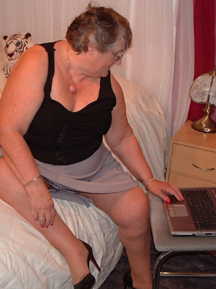 20P Grand-mère obèse, grand-mère Libby, se crème le vagin après s'être nue sur son lit
