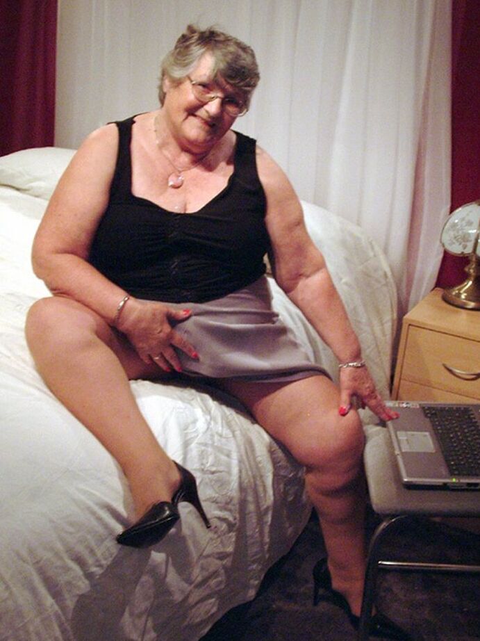 20P Grand-mère obèse, grand-mère Libby, se crème le vagin après s'être nue sur son lit