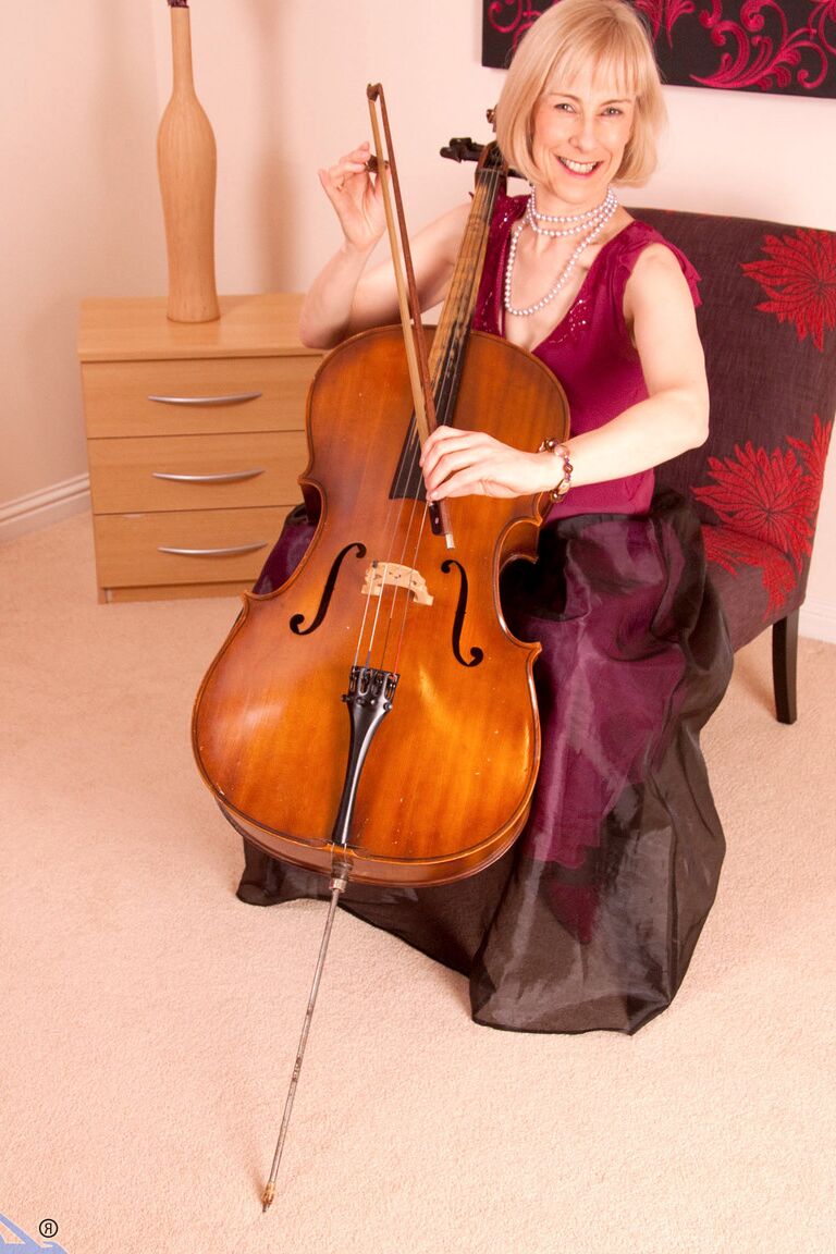 21P A musicista madura Hazel tira a roupa e se masturba com suas sexy meias de náilon