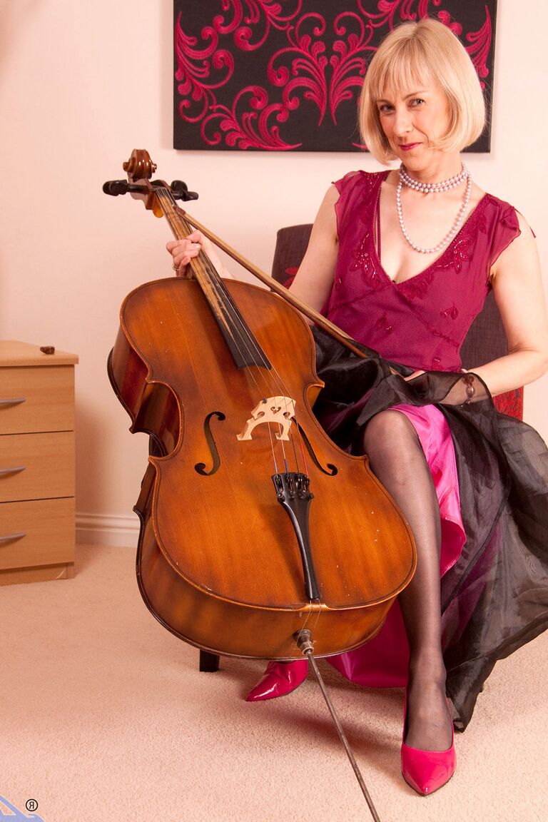 21P A musicista madura Hazel tira a roupa e se masturba com suas sexy meias de náilon