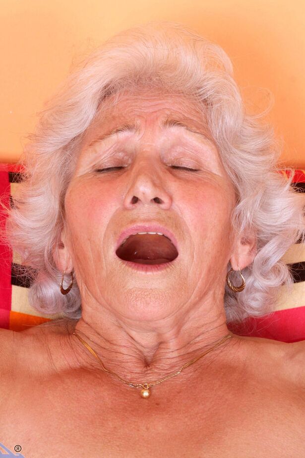 16P Abuela gorda se chupa los dedos después de desnudarse y masturbarse