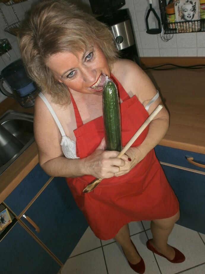 20P ドスケベ素人主婦キャロがキッチンでオナニーを我慢できなかった