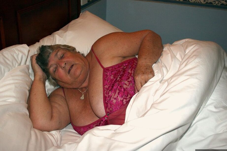 20P Grandmalibby, mamie obèse, enlève sa lingerie et ses sous-vêtements pour modeler les fesses nues