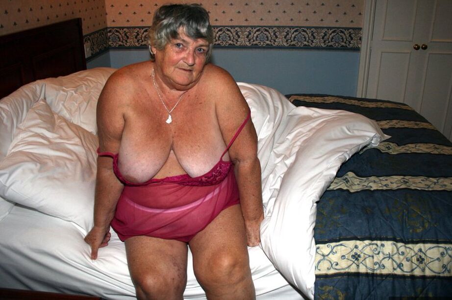 20P Grandmalibby, mamie obèse, enlève sa lingerie et ses sous-vêtements pour modeler les fesses nues