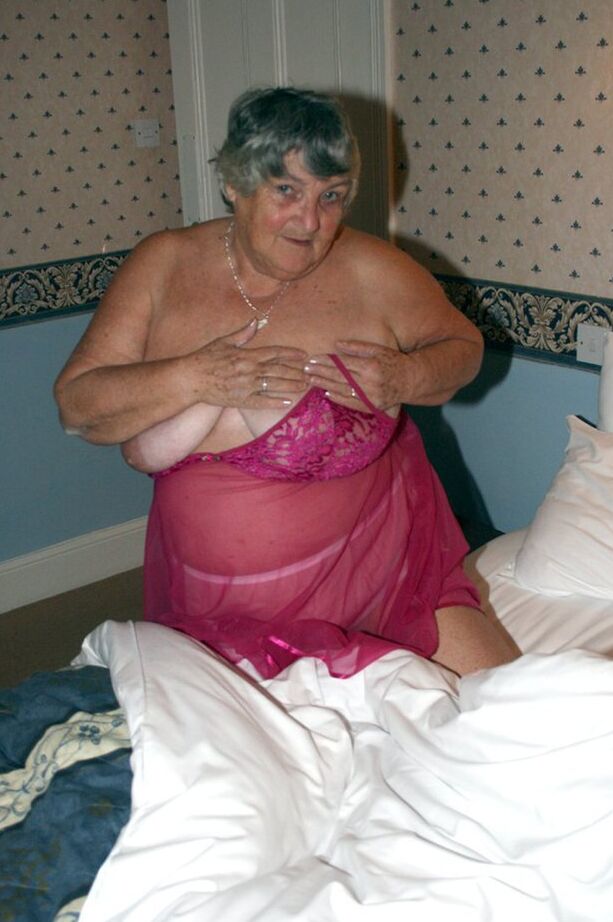 20P Grandmalibby, mamie obèse, enlève sa lingerie et ses sous-vêtements pour modeler les fesses nues