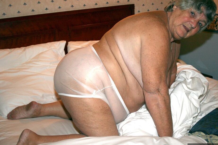 20P Grandmalibby, mamie obèse, enlève sa lingerie et ses sous-vêtements pour modeler les fesses nues