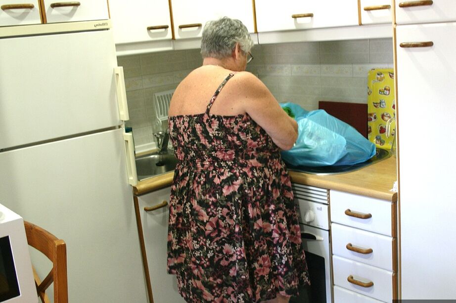 20P Obese UK nan Grandma Libby gets totally naked while playing with veggies