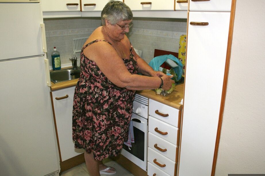 20P Obese UK nan Grandma Libby gets totally naked while playing with veggies