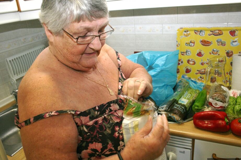 20P Obese UK nan Grandma Libby gets totally naked while playing with veggies