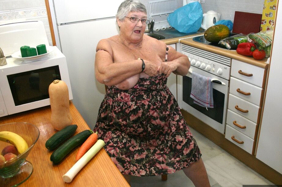 20P Obese UK nan Grandma Libby gets totally naked while playing with veggies