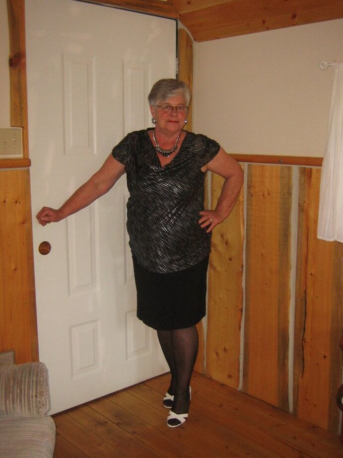 Die 20P Fat Nan Girdle Goddess trägt einen Höschen-Upskirt, bevor sie ihre großen Titten verliert