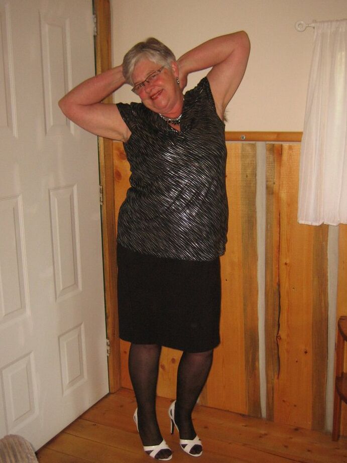 Die 20P Fat Nan Girdle Goddess trägt einen Höschen-Upskirt, bevor sie ihre großen Titten verliert