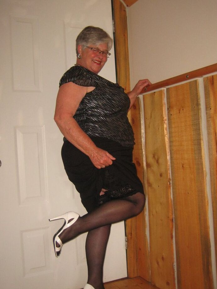 Die 20P Fat Nan Girdle Goddess trägt einen Höschen-Upskirt, bevor sie ihre großen Titten verliert
