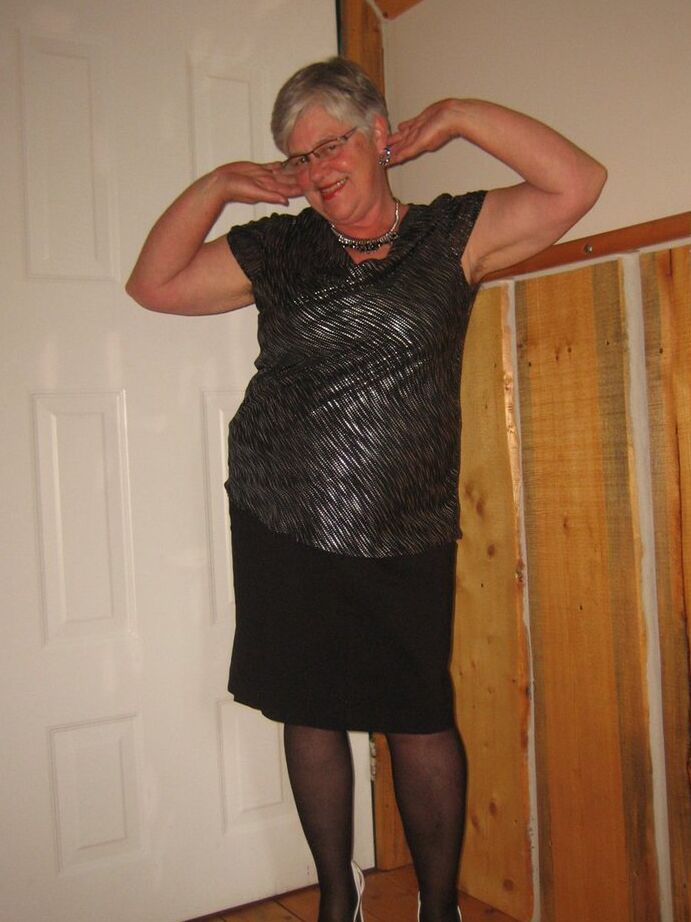 Die 20P Fat Nan Girdle Goddess trägt einen Höschen-Upskirt, bevor sie ihre großen Titten verliert