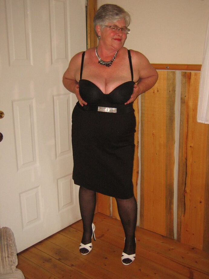 Die 20P Fat Nan Girdle Goddess trägt einen Höschen-Upskirt, bevor sie ihre großen Titten verliert