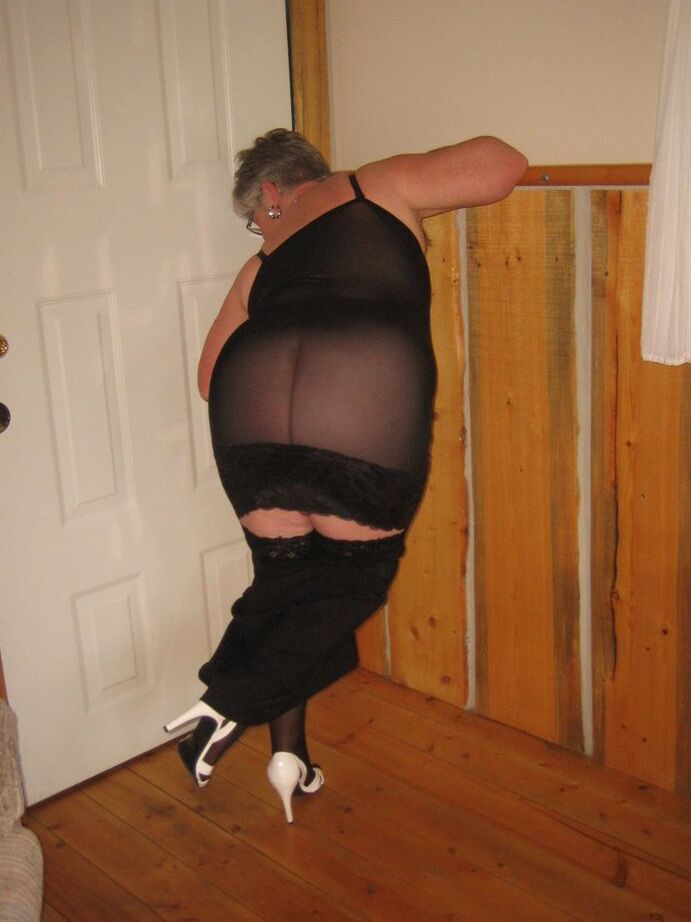 Die 20P Fat Nan Girdle Goddess trägt einen Höschen-Upskirt, bevor sie ihre großen Titten verliert