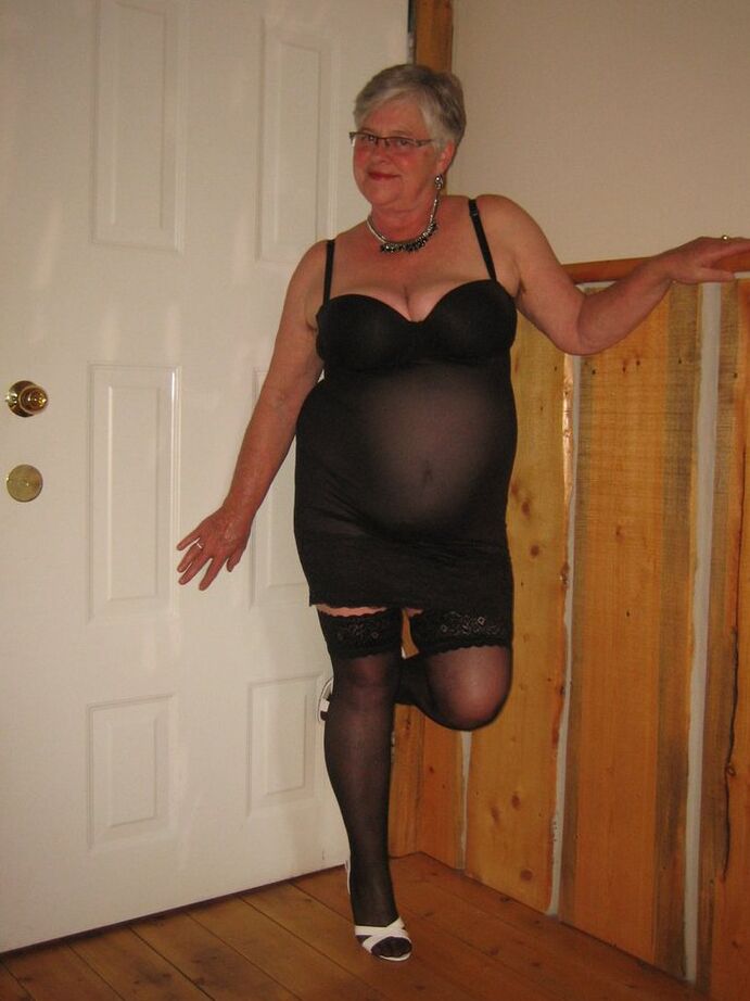 Die 20P Fat Nan Girdle Goddess trägt einen Höschen-Upskirt, bevor sie ihre großen Titten verliert