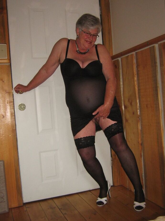 Die 20P Fat Nan Girdle Goddess trägt einen Höschen-Upskirt, bevor sie ihre großen Titten verliert