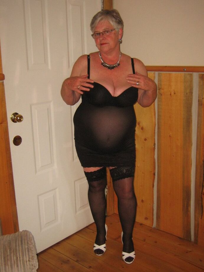 Die 20P Fat Nan Girdle Goddess trägt einen Höschen-Upskirt, bevor sie ihre großen Titten verliert