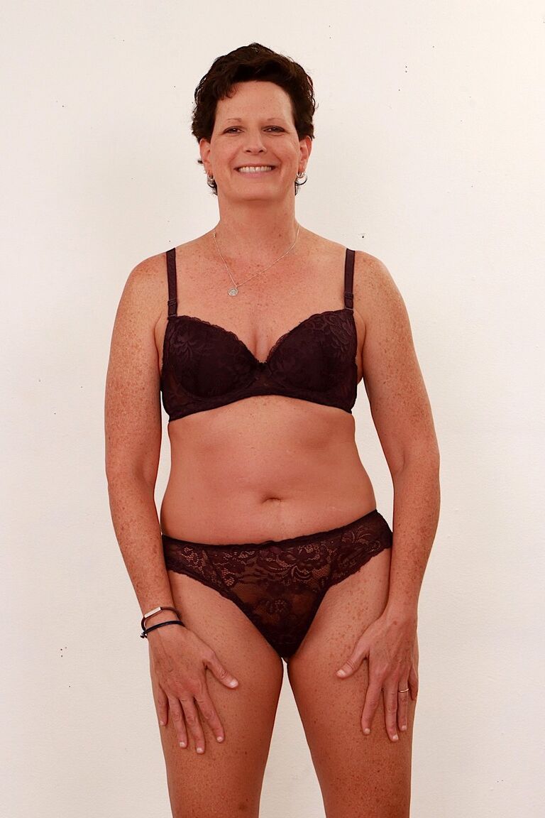 16P A avó de cabelos curtos Beth Mckenna tira a calcinha antes de chupar um pênis