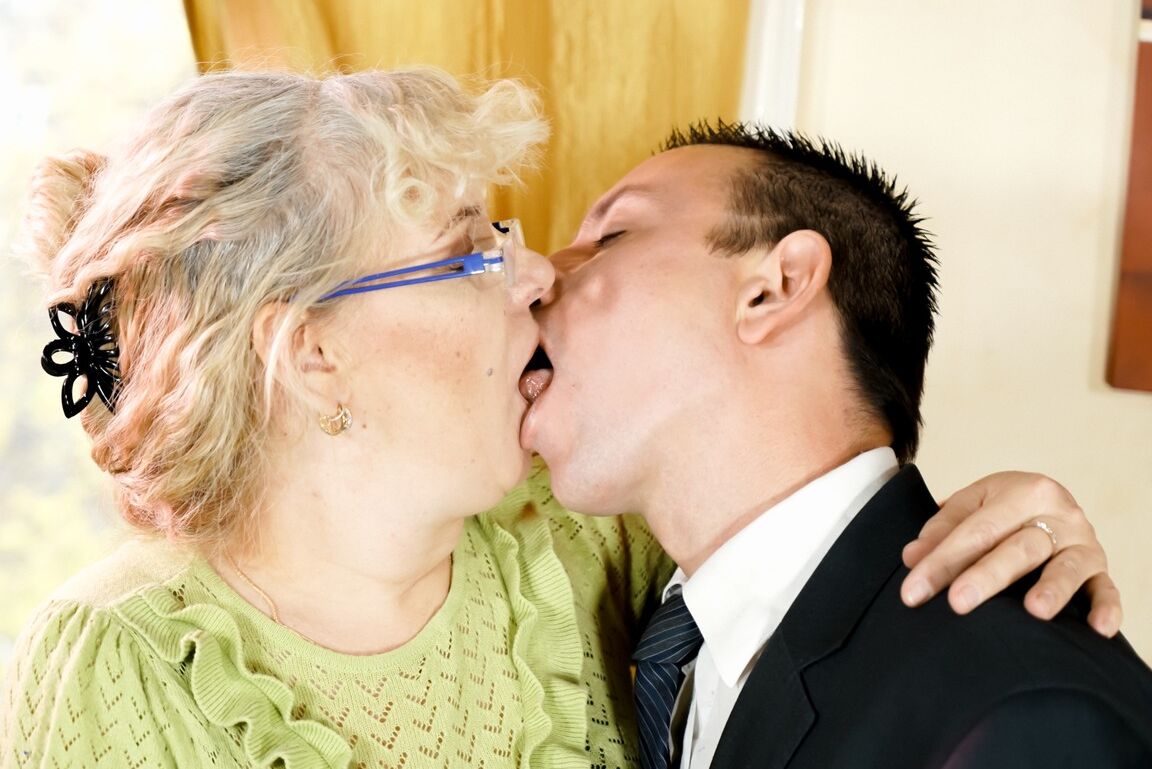 15P La abuela rubia Viola Jones recibe una corrida facial después de tener sexo duro