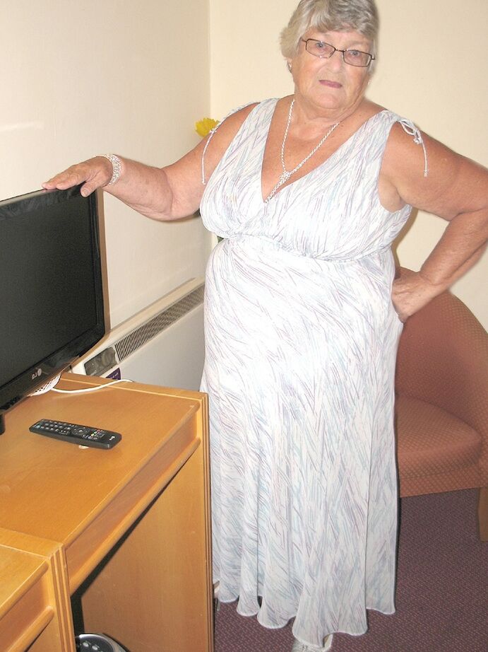 20P A velha britânica vovó Libby mostra seu corpo obeso