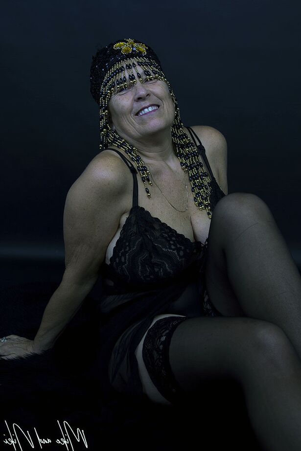 20P A velha gorda Savana modela sem nudez em lingerie preta e meias transparentes