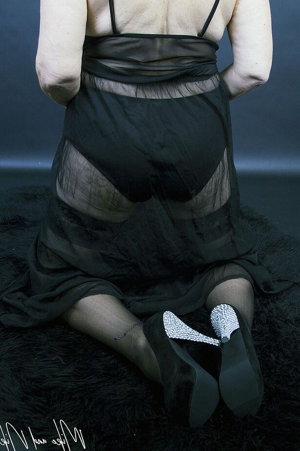 20P A velha gorda Savana modela sem nudez em lingerie preta e meias transparentes
