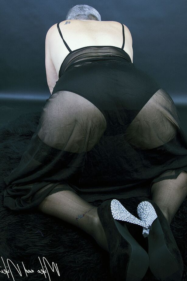 20P A velha gorda Savana modela sem nudez em lingerie preta e meias transparentes
