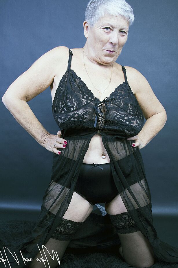 20P A velha gorda Savana modela sem nudez em lingerie preta e meias transparentes