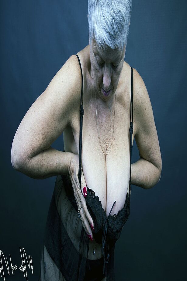 20P A velha gorda Savana modela sem nudez em lingerie preta e meias transparentes