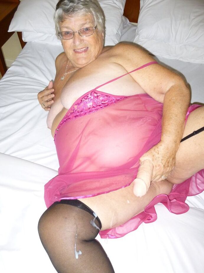 20P Mature BBW grand-mère Grand-mère Libby parcourt la lingerie pure pour révéler une bite avec un strapon
