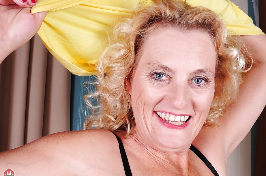 16P A experiente trabalhadora do sexo Lady Dalbin se despindo para fotos nuas de boceta raspada